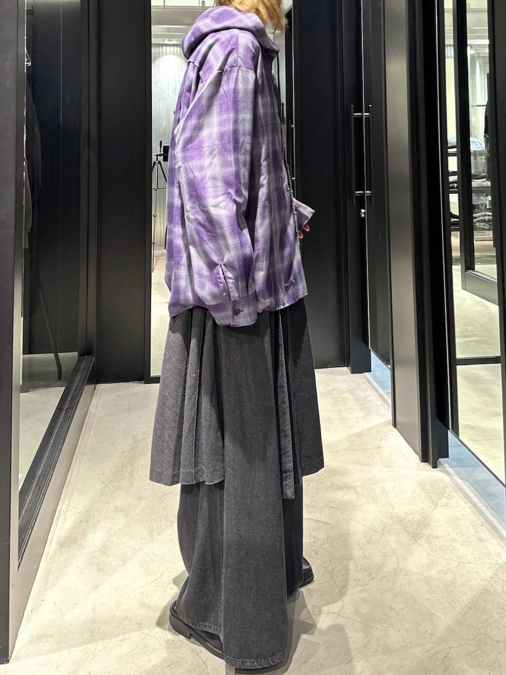 グレー系のスラックス、パープル系のパーカー、ブラック系のキャップを着用したメンズの秋コーディネートの2枚目の写真