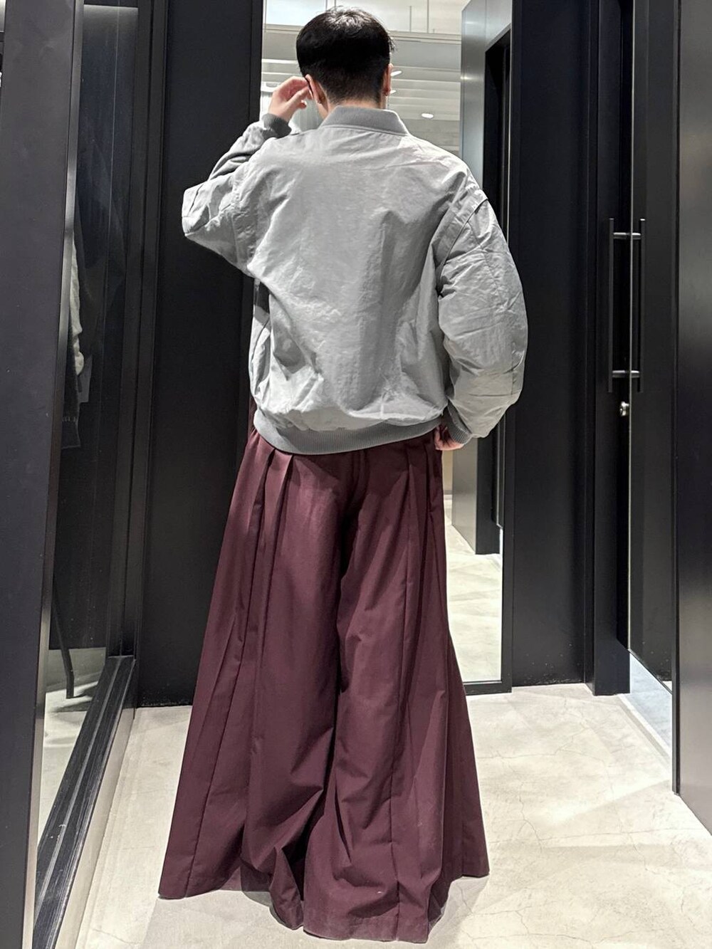 レッド系のその他パンツ、グリーン系のMA-1、ブラック系のスウェットを着用したメンズの秋コーディネートの3枚目の写真