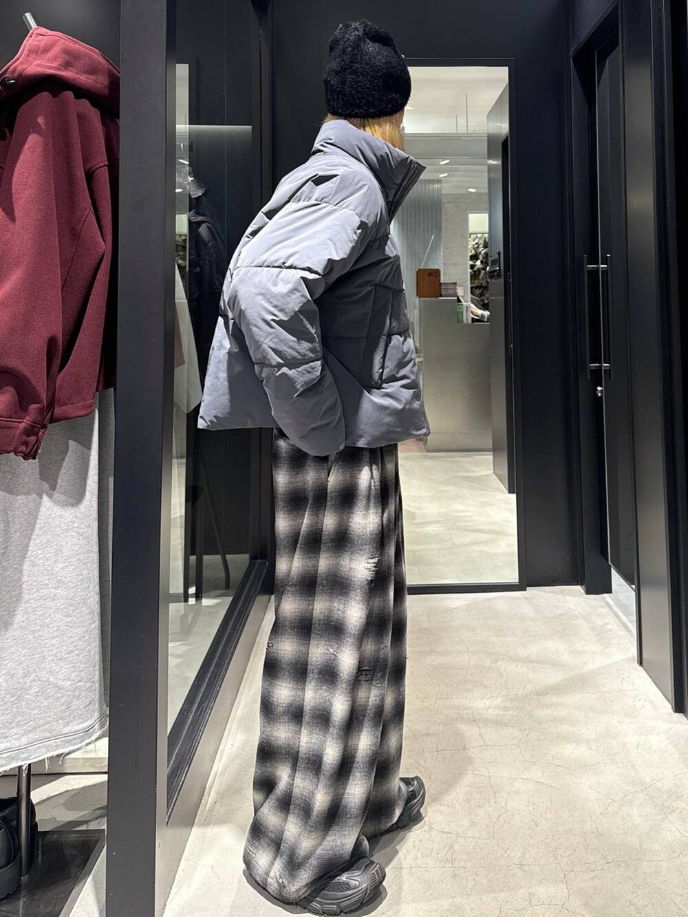 ブルー系のブルゾン、ブラック系のその他パンツ、ブラック系のニットキャップ/ビーニーを着用したメンズの秋コーディネートの2枚目の写真