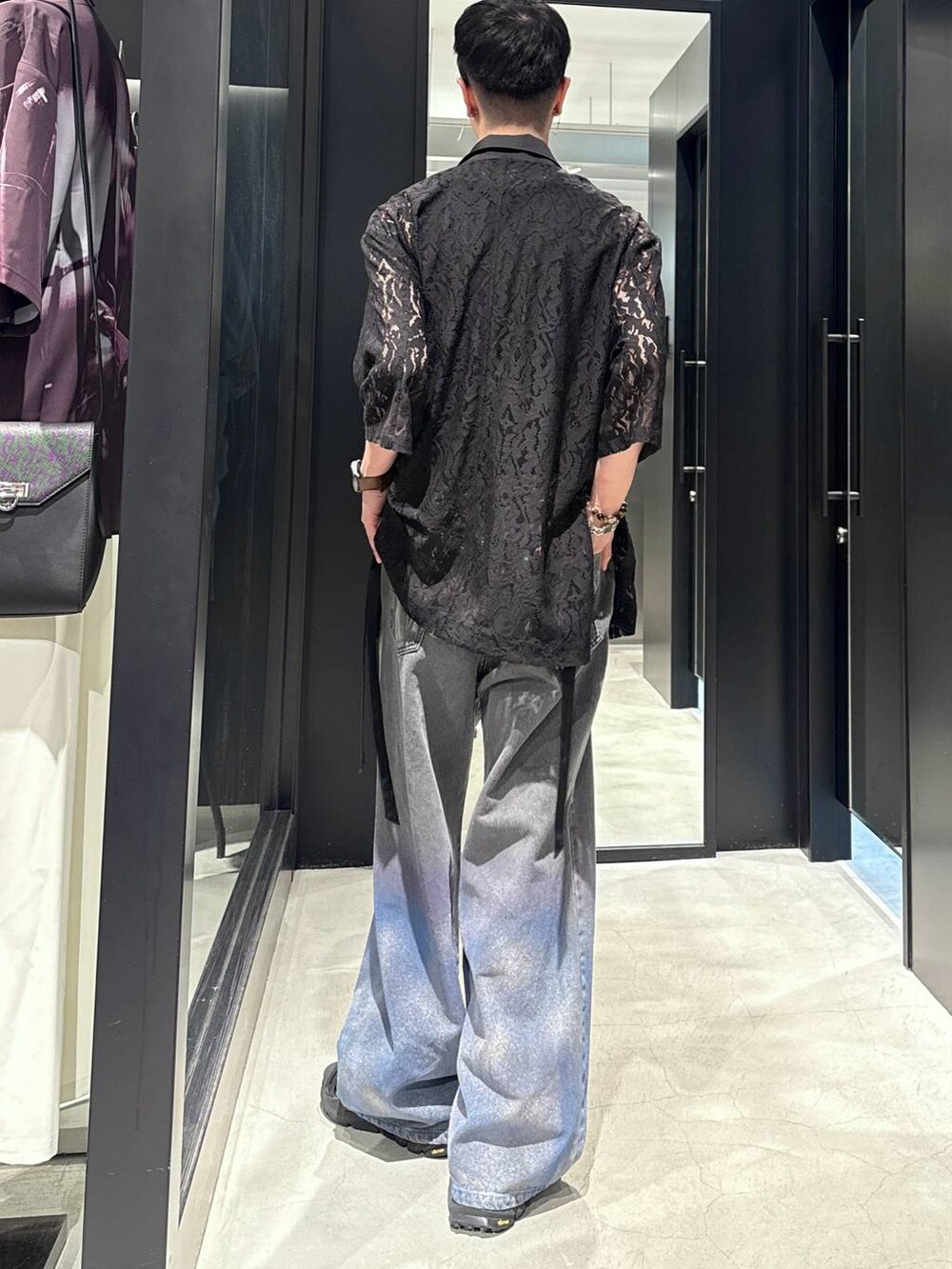 ブラック系のサンダル、ブラック系のタンクトップ、ブラック系のテーラードジャケットを着用したメンズの夏コーディネートの2枚目の写真