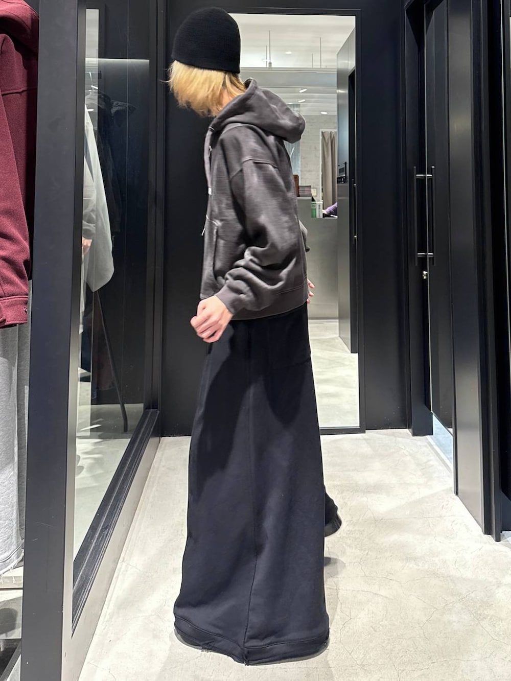 「モード、高見え、着痩せ・細見え、HARE、韓国系、ラフ、韓国ファッション、春コーデ、秋コーデ、冬コーデ、パーカー、スウェット、スウェットパンツ、モテ、ワイドパンツ」|「HAREの【SET UP対応】DABOルーズスウェットパンツ(HARE)(スウェットパンツ、ブラック系)」を使った、taigawedさん(メンズ・174cm)の冬コーディネートの2枚目の写真