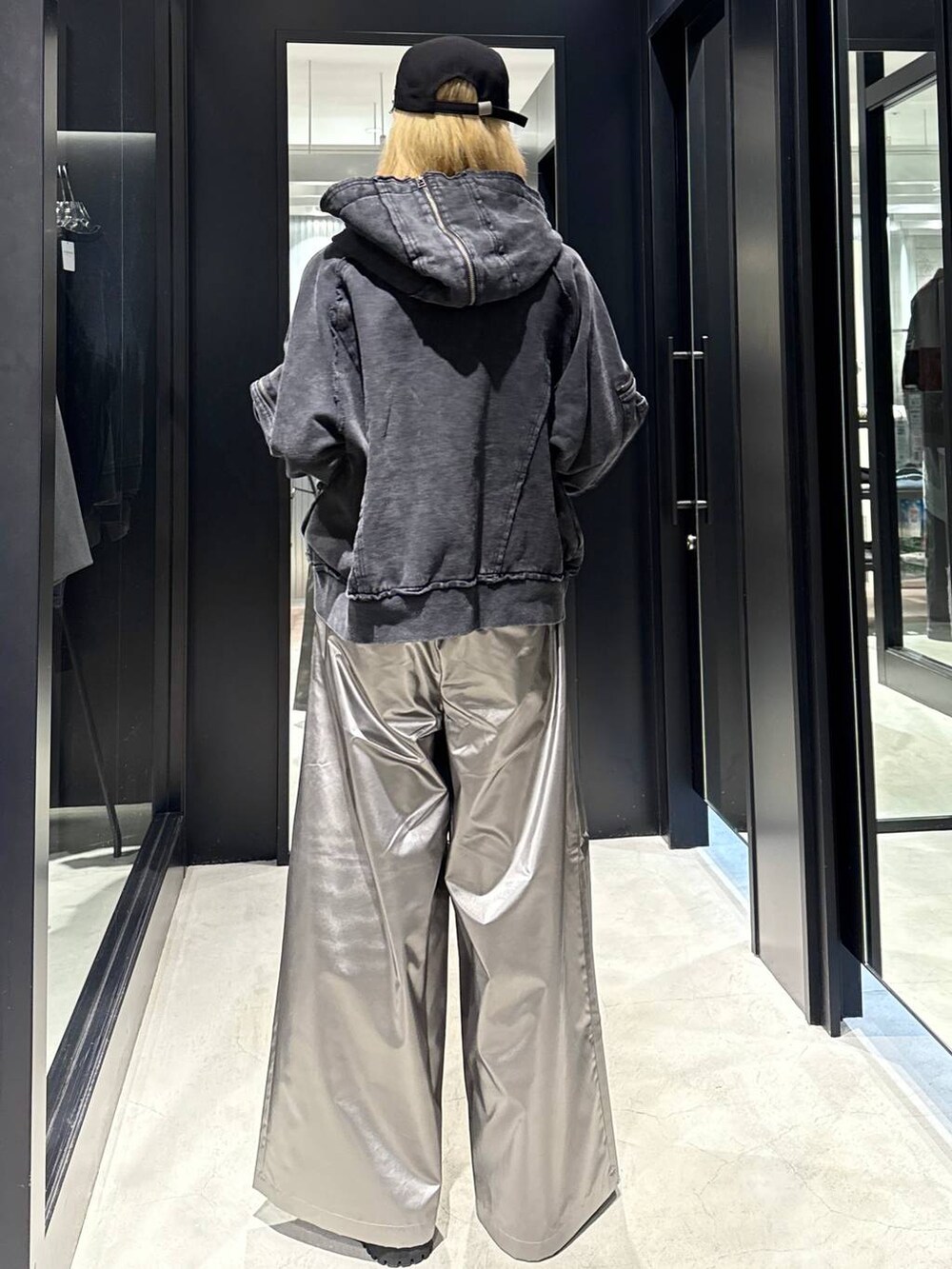 ブラック系のパーカー、シルバー系のスラックス、ブラック系のその他シューズを着用したメンズの秋コーディネートの3枚目の写真