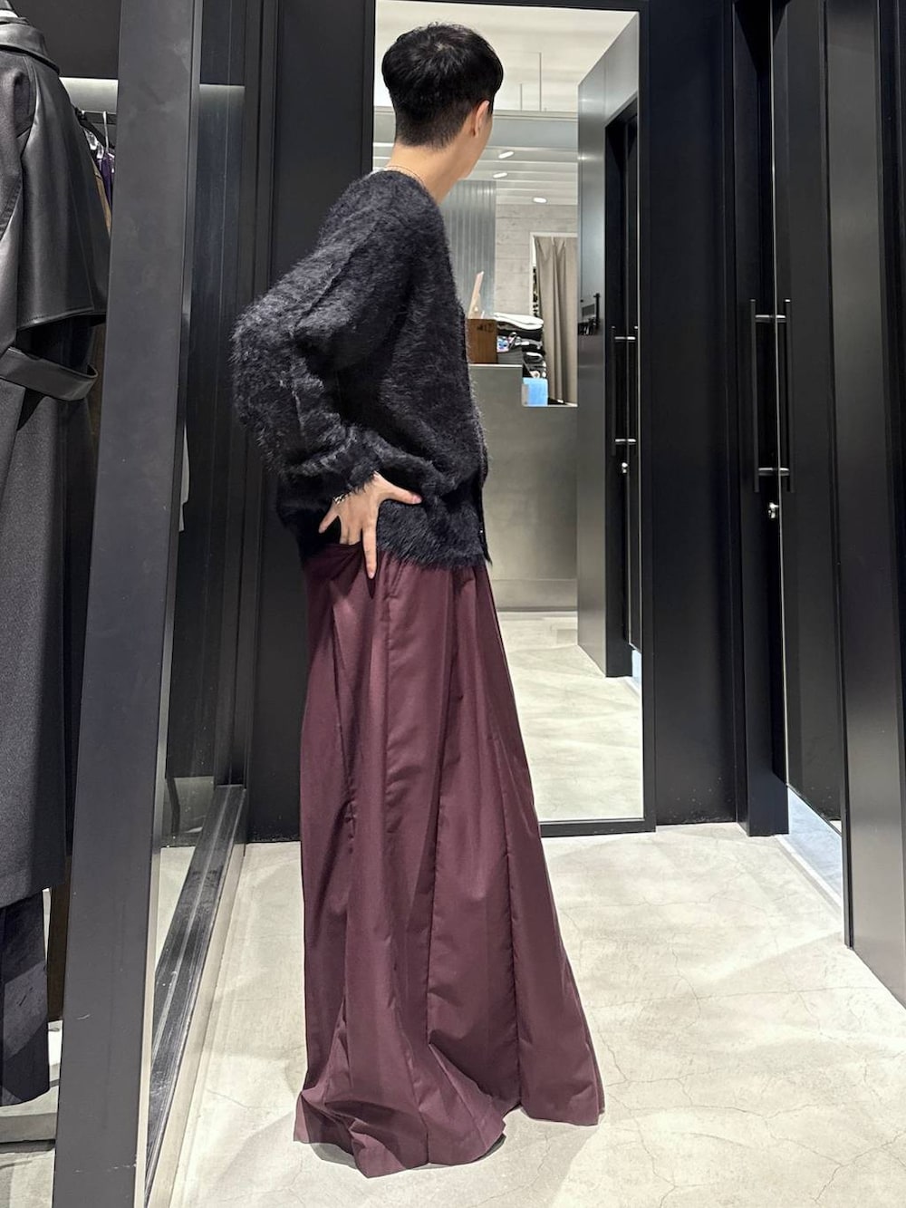 ブラック系のカーディガン/ボレロ、ブラック系のブーツ、レッド系のその他パンツを着用したメンズの秋コーディネートの2枚目の写真