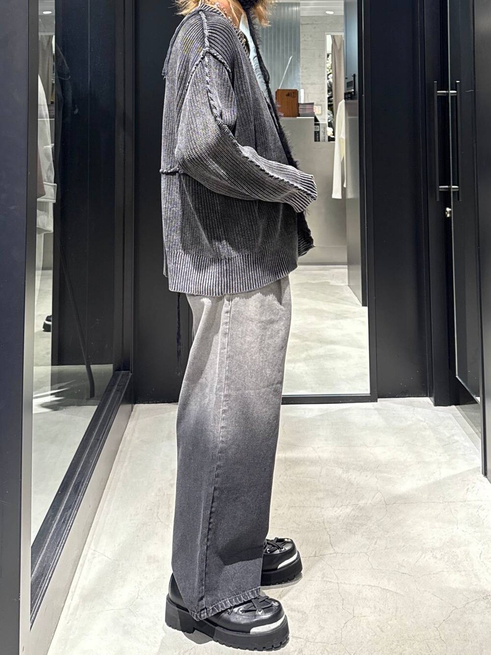 「高見え、着痩せ・細見え、HARE、韓国系、ラフ、韓国ファッション、春コーデ、秋コーデ、冬コーデ、カーディガン、ニット、ワイドパンツ、オーバーサイズ、デニムパンツ、モテ」｜「HAREのMETALTOEレースシューズ(HARE)（その他シューズ、ブラック系）」を使った、taigawedさん（メンズ・174cm）の冬コーディネートの2枚目の写真