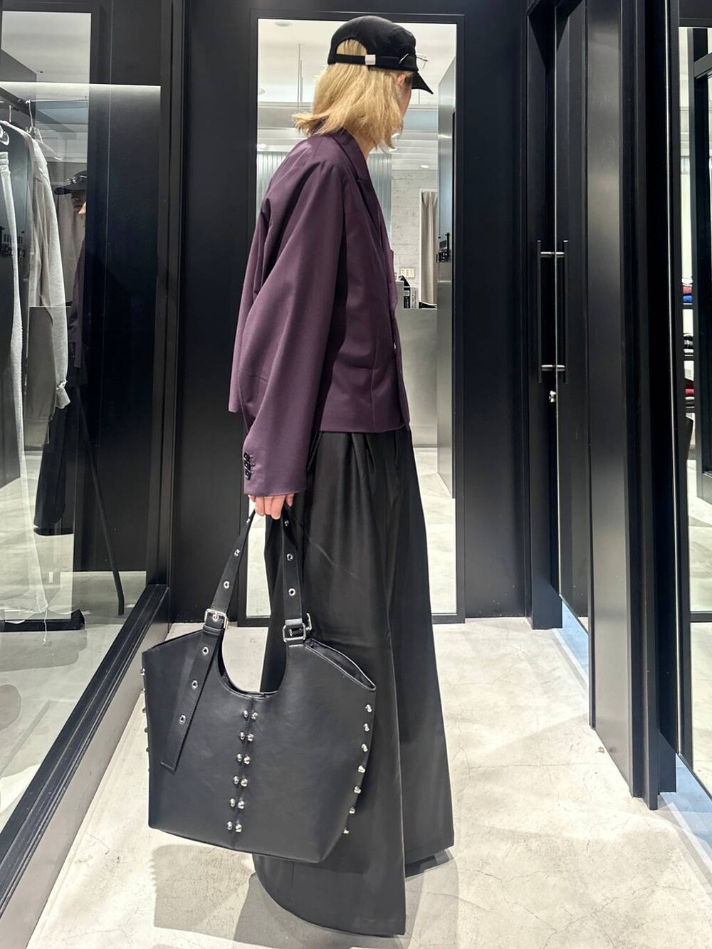 ブラック系のその他パンツ、パープル系のテーラードジャケット、ブラック系のブーツを着用したメンズの秋コーディネートの2枚目の写真