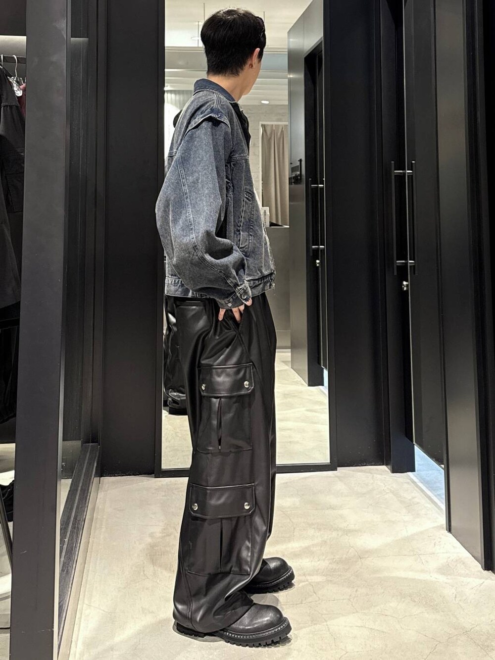 ブラック系のタンクトップ、ブラック系のカーゴパンツ、ブルー系のブルゾンを着用したメンズの秋コーディネートの2枚目の写真