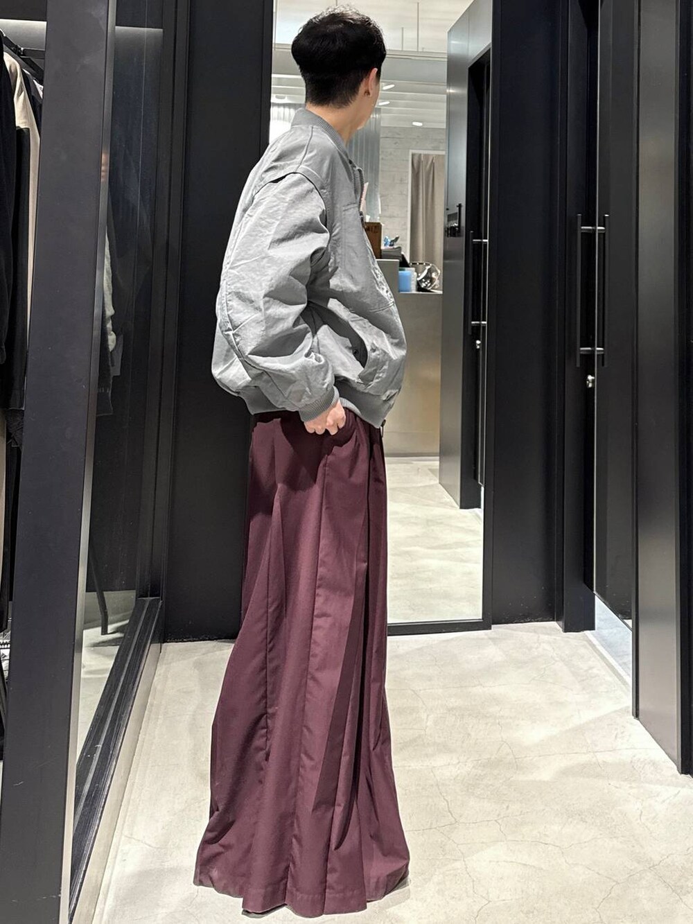 レッド系のその他パンツ、グリーン系のMA-1、ブラック系のスウェットを着用したメンズの秋コーディネートの2枚目の写真