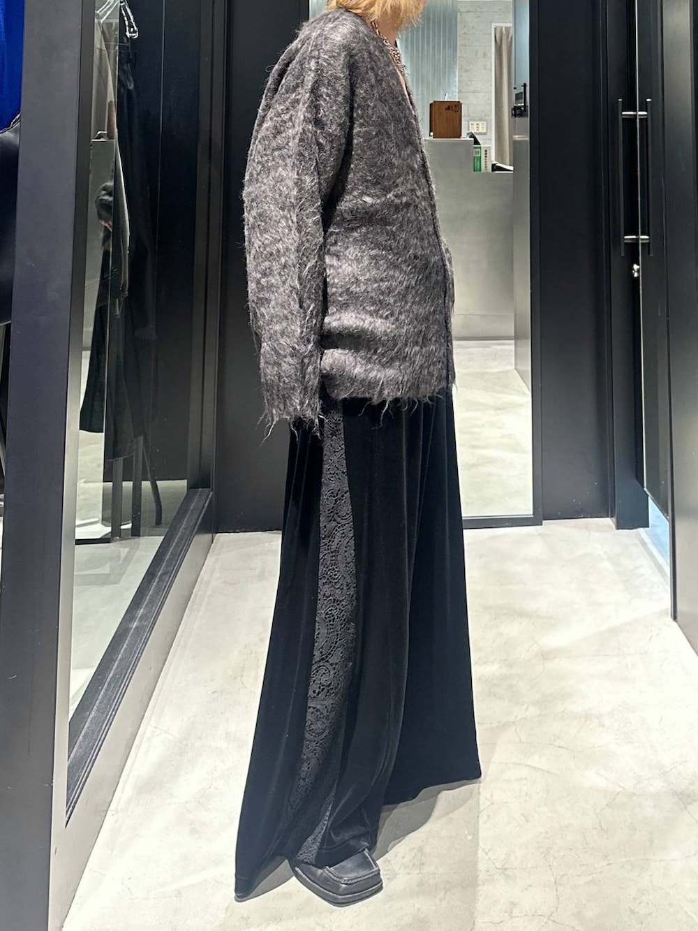 ブラック系のその他パンツ、ブラック系のカーディガン/ボレロ、グレー系のニットキャップ/ビーニーを着用したメンズの秋コーディネートの2枚目の写真