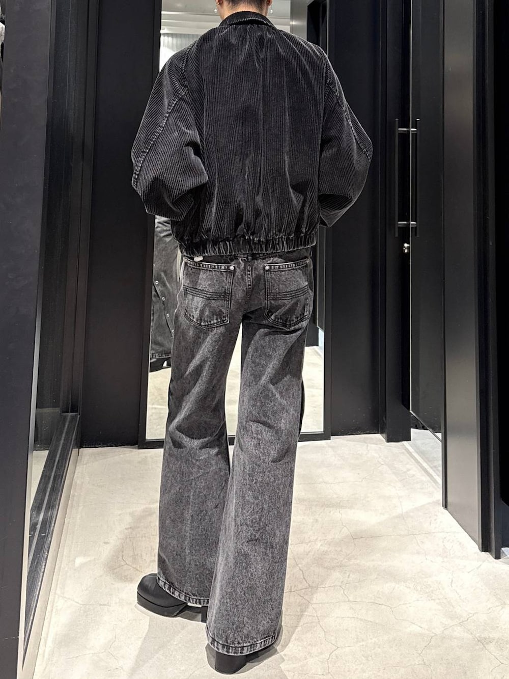 ブラック系のブーツ、ブラック系のブルゾン、ブラック系のデニムパンツを着用したメンズの冬コーディネートの2枚目の写真