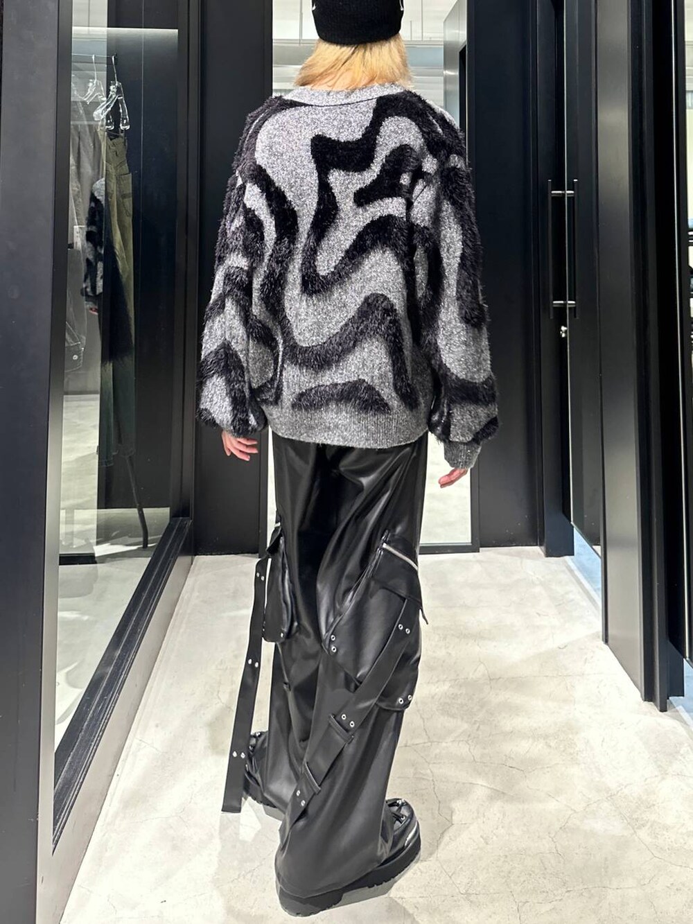 グレー系のカーディガン/ボレロ、ブラック系のその他シューズ、ブラック系のカーゴパンツを着用したメンズの秋コーディネートの3枚目の写真