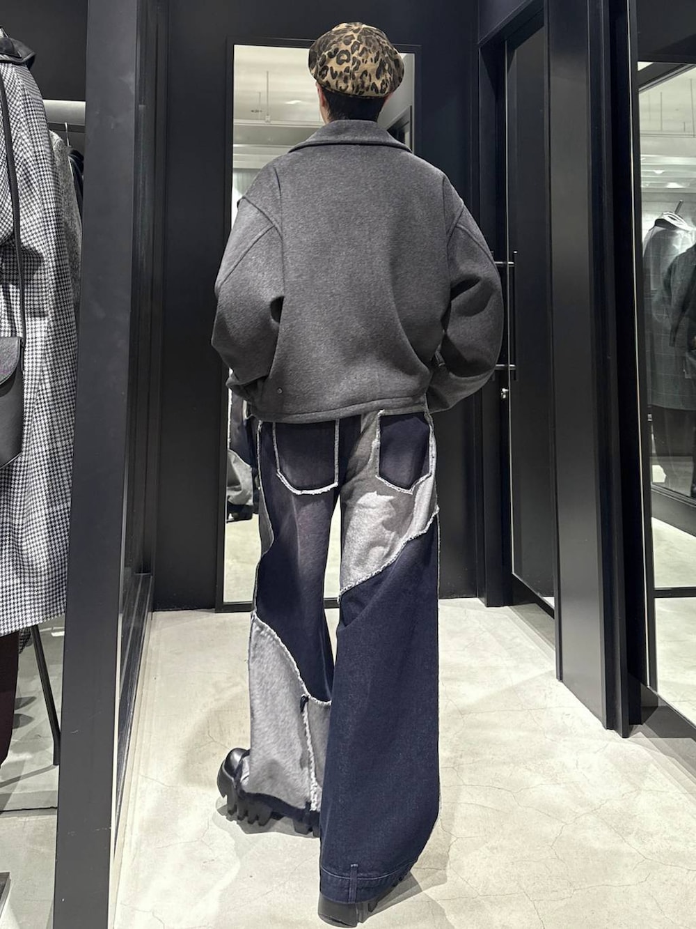 グレー系のブルゾン、ブルー系のデニムパンツを着用したメンズの秋コーディネートの3枚目の写真