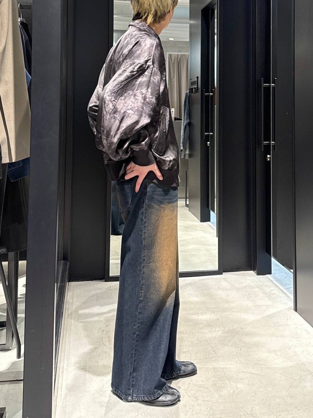 ブルー系のデニムパンツ、ブラック系のTシャツ/カットソー、グレー系のブルゾンを着用したメンズの冬コーディネートの2枚目の写真