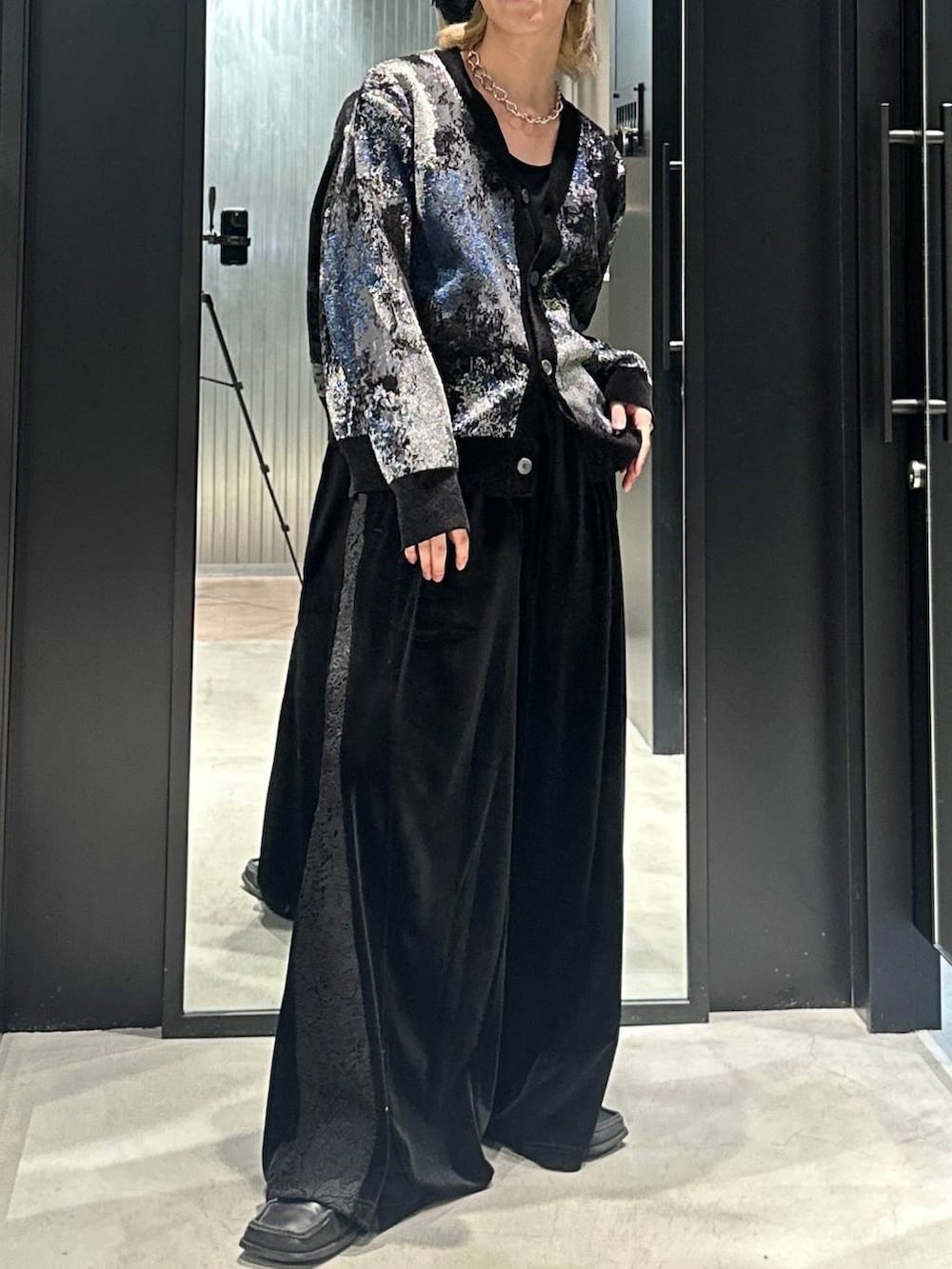 ブラック系のカーディガン/ボレロ、ブラック系のその他パンツ、グレー系のニットキャップ/ビーニーを着用したメンズの秋コーディネートの5枚目の写真