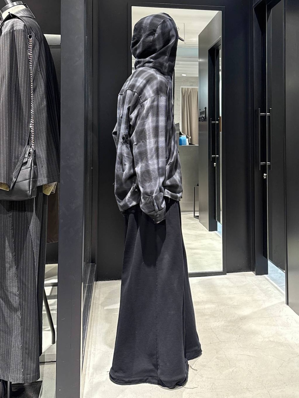 ブラック系のTシャツ/カットソー、ブラック系のスウェットパンツ、ブラック系のパーカーを着用したメンズの冬コーディネートの2枚目の写真