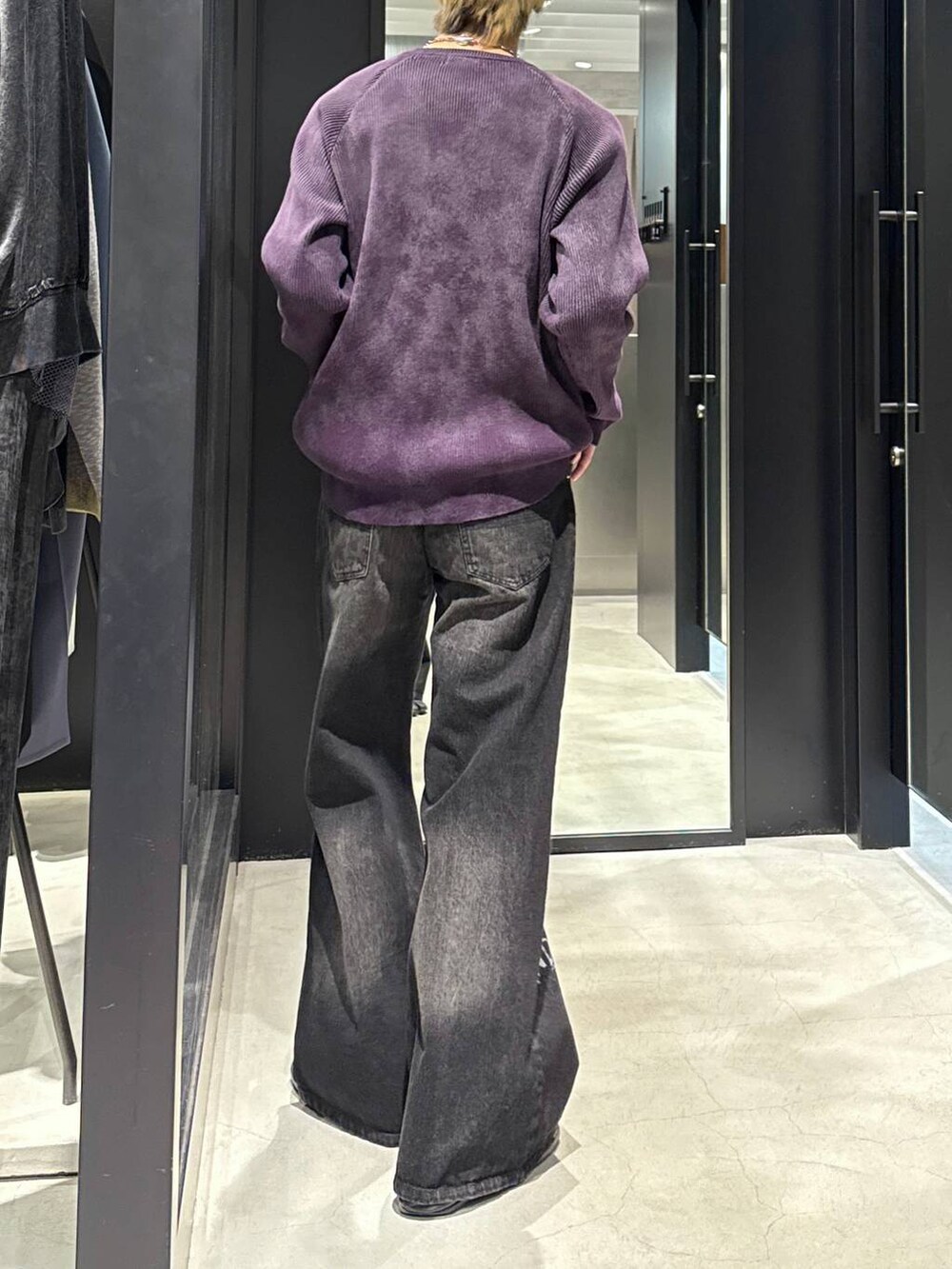 ブラック系のTシャツ/カットソー、ブラック系のデニムパンツ、パープル系のニット/セーターを着用したメンズの春コーディネートの3枚目の写真