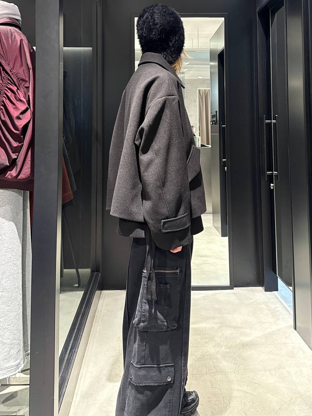 ブラック系のブルゾン、ブラック系のカーゴパンツ、ブラック系のニットキャップ/ビーニーを着用したメンズの秋コーディネートの2枚目の写真