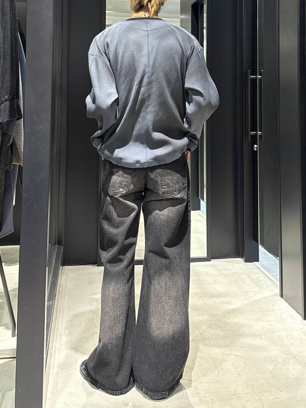 ブラック系のTシャツ/カットソー、ブルー系のTシャツ/カットソー、ブラック系のデニムパンツを着用したメンズの冬コーディネートの3枚目の写真