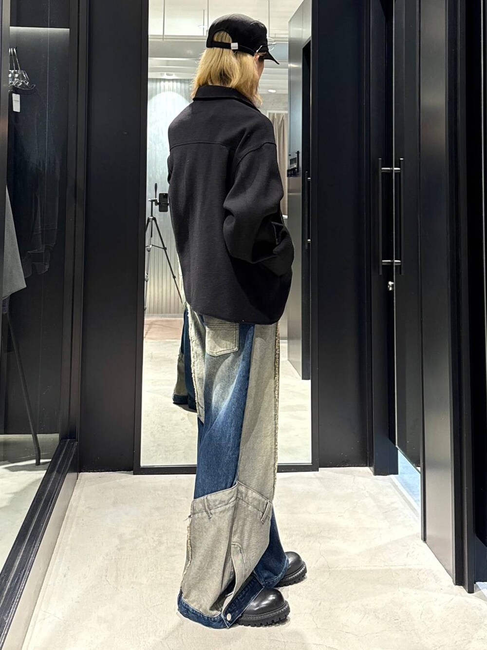 ブラック系のブルゾン、ブルー系のデニムパンツ、ブラック系のその他シューズを着用したメンズの秋コーディネートの2枚目の写真