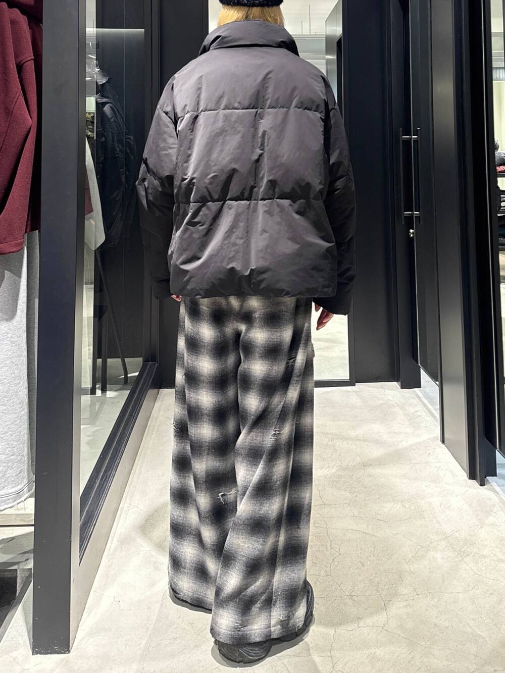 ブラック系のブルゾン、ブラック系のその他パンツ、ブラック系のニットキャップ/ビーニーを着用したメンズの秋コーディネートの3枚目の写真