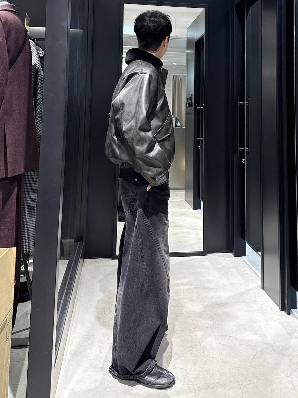 ブラック系のデニムパンツ、グレー系のブルゾン、ブラック系のスウェットを着用したメンズの秋コーディネートの2枚目の写真