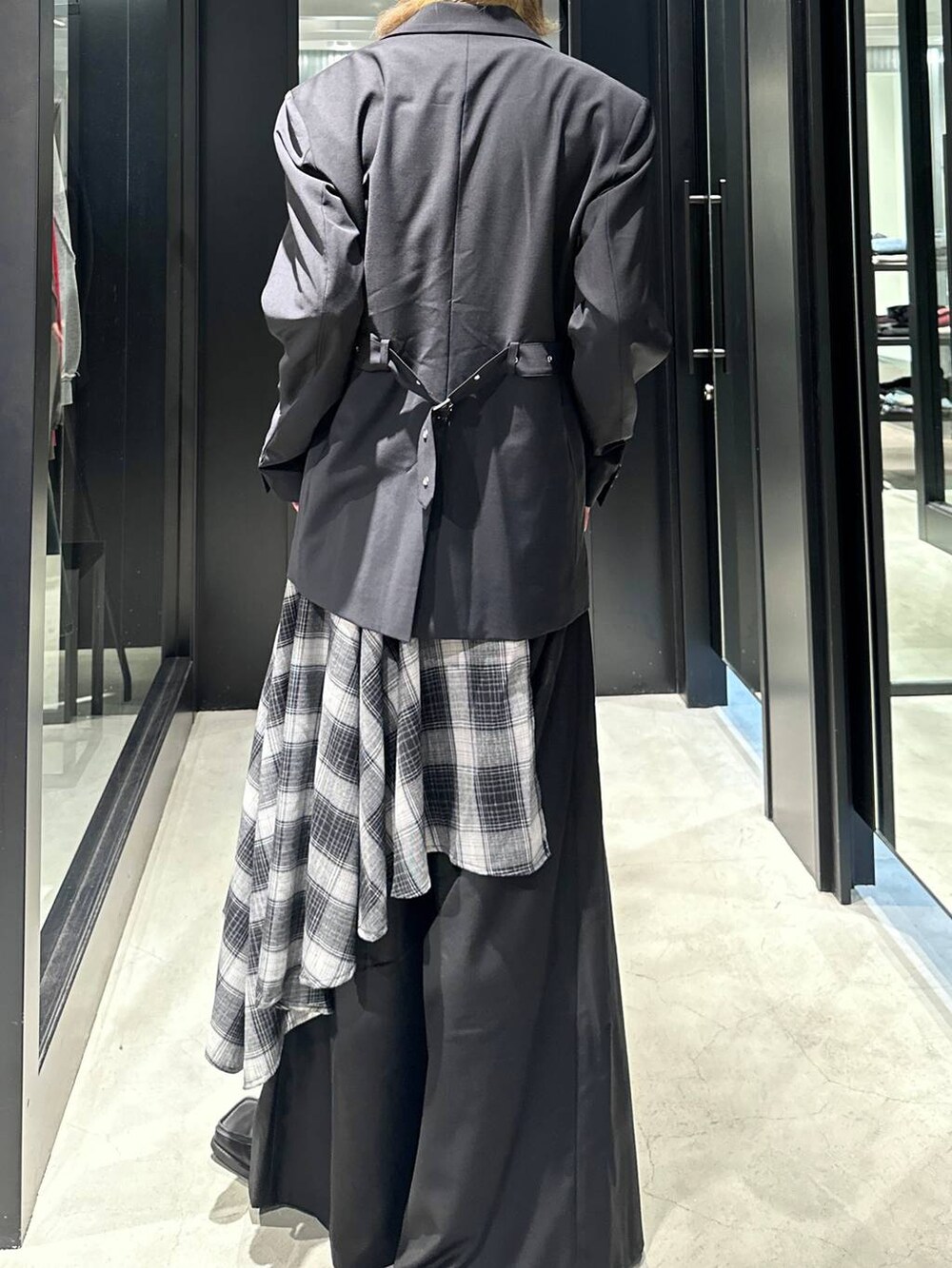 ブラック系のその他パンツ、グレー系のニットキャップ/ビーニー、シルバー系のネックレスを着用したメンズの秋コーディネートの2枚目の写真