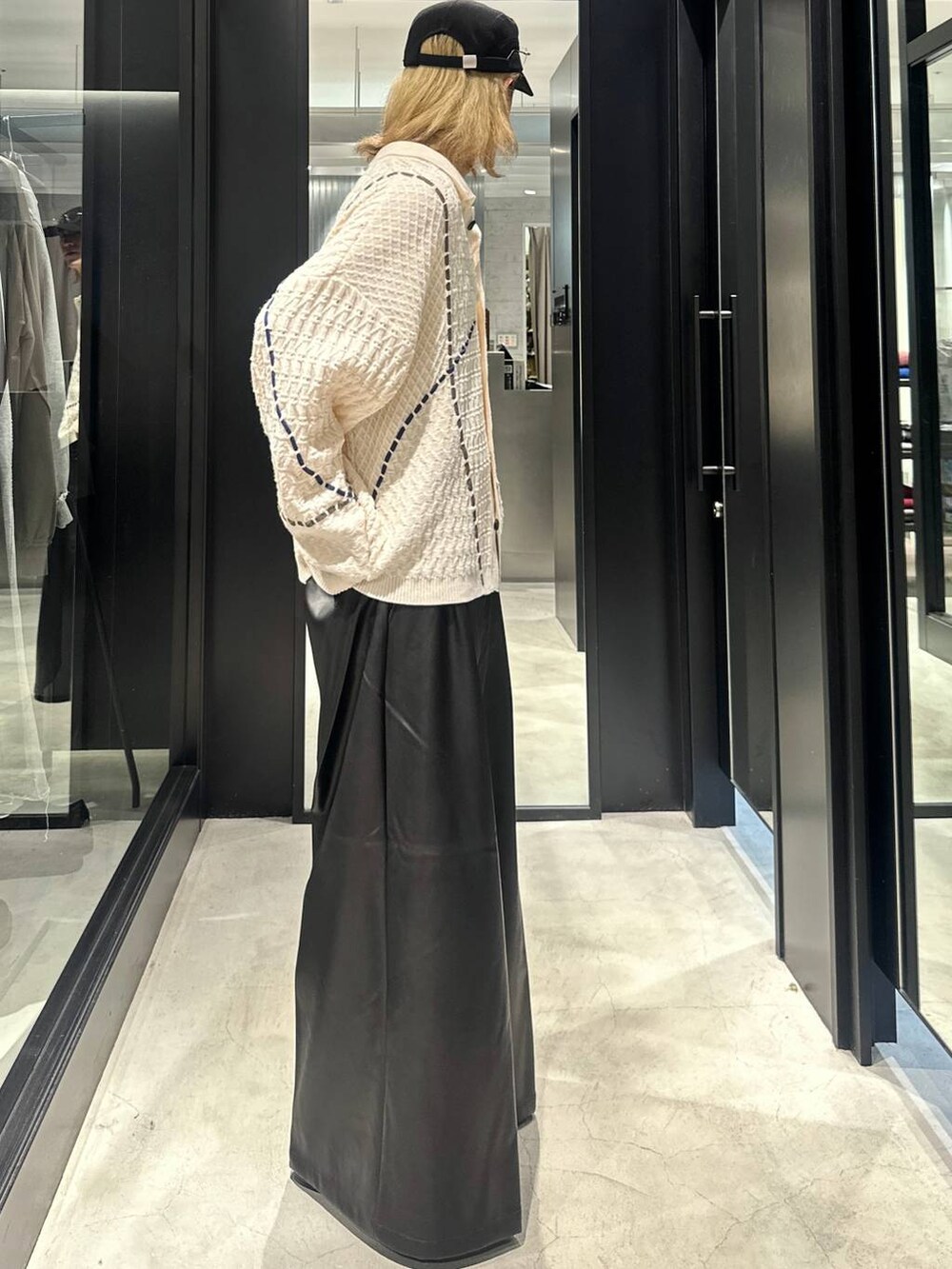 ブラック系のその他パンツ、ブラック系のブーツ、ホワイト系のシャツ/ブラウスを着用したメンズの秋コーディネートの2枚目の写真