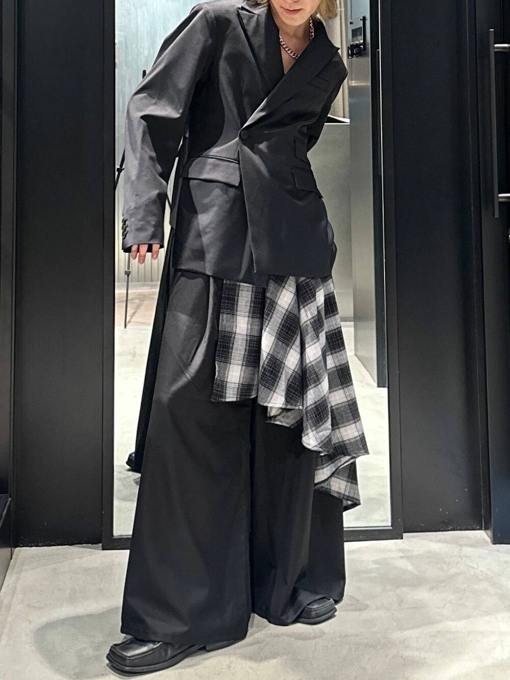 ブラック系のその他パンツ、グレー系のニットキャップ/ビーニー、シルバー系のネックレスを着用したメンズの秋コーディネートの4枚目の写真