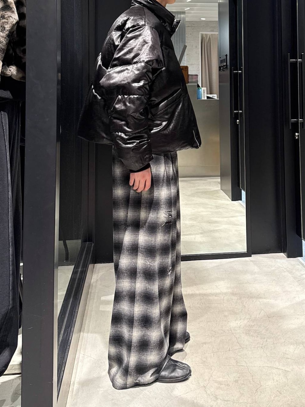 ブラック系のブルゾン、ブラック系のその他パンツ、シルバー系のネックレスを着用したメンズの冬コーディネートの2枚目の写真