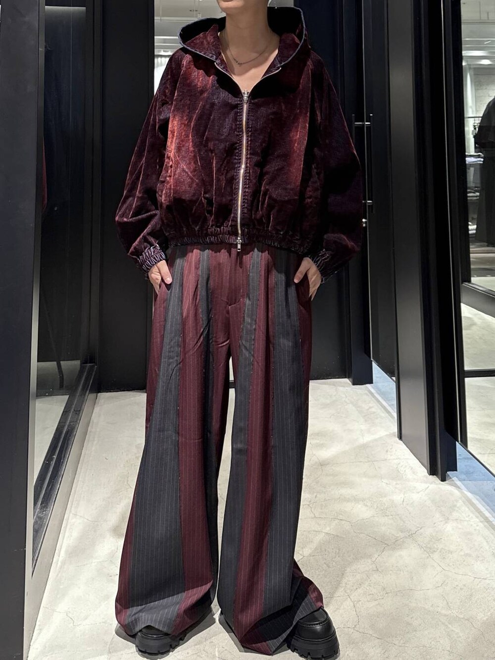 ブラック系のTシャツ/カットソー、ブラック系のドレスシューズ、レッド系のブルゾンを着用したメンズの秋コーディネートの4枚目の写真