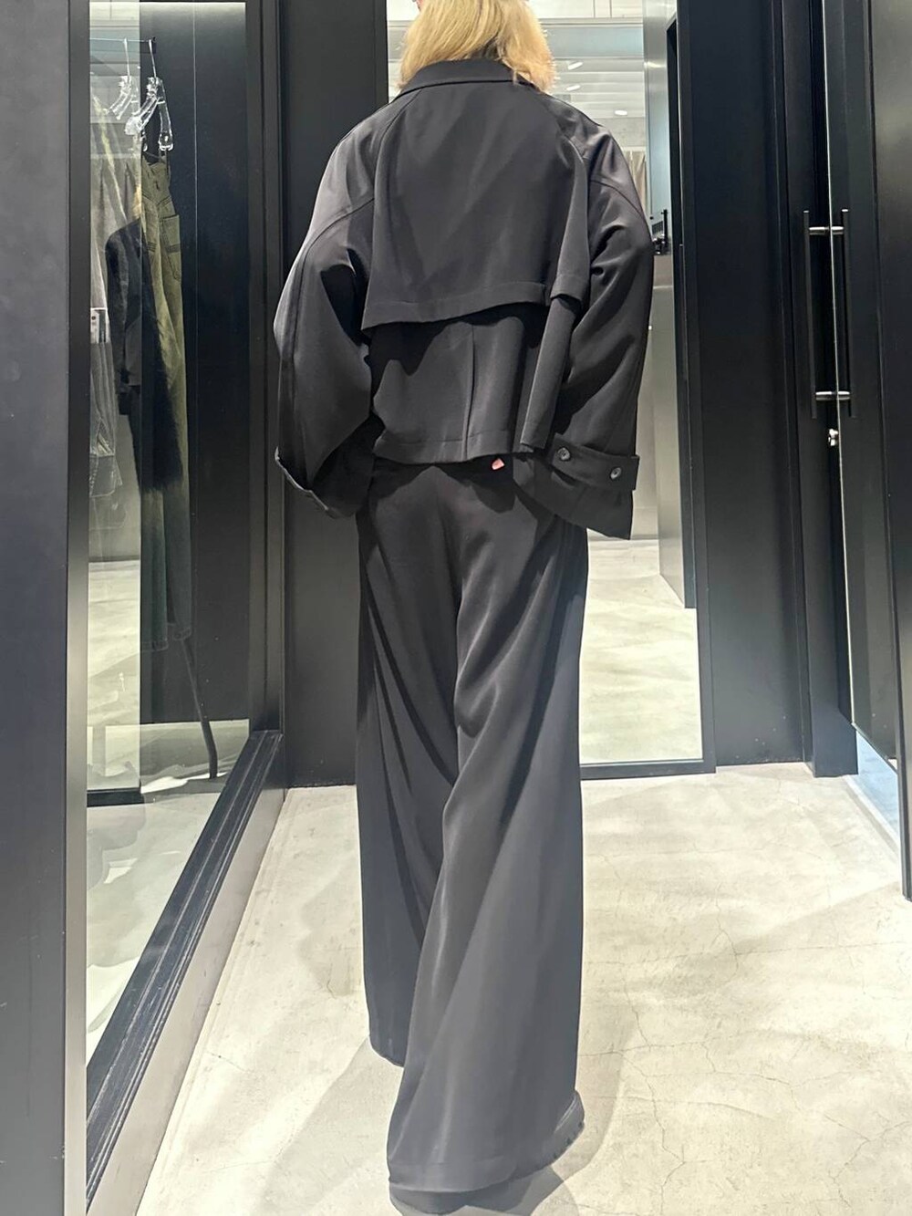 ブラック系のブルゾン、ブラック系のスラックス、ブラック系のキャップを着用したメンズの秋コーディネートの3枚目の写真