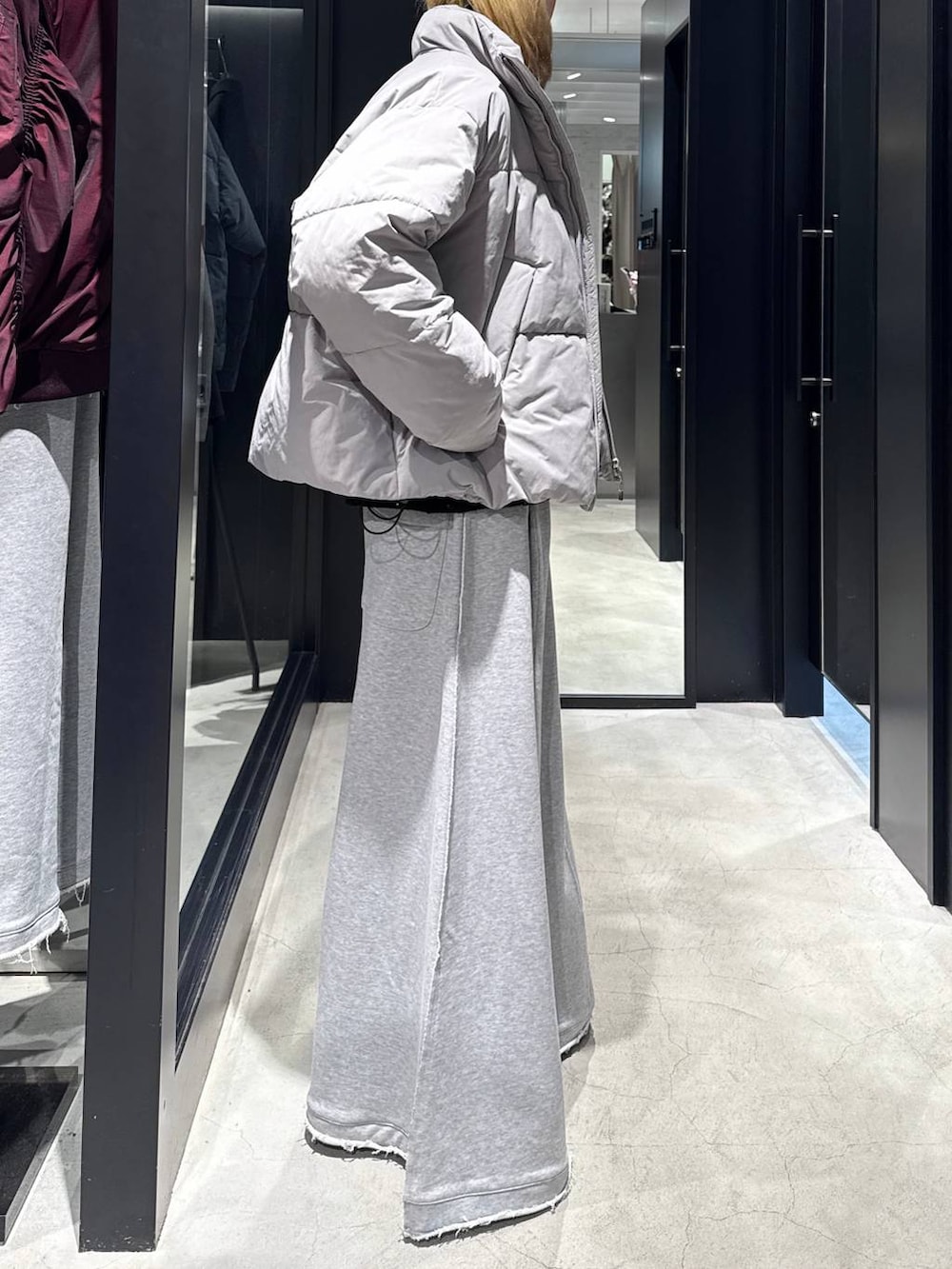 グレー系のブルゾン、グレー系のスウェットパンツ、ブラック系のニット/セーターを着用したメンズの秋コーディネートの2枚目の写真