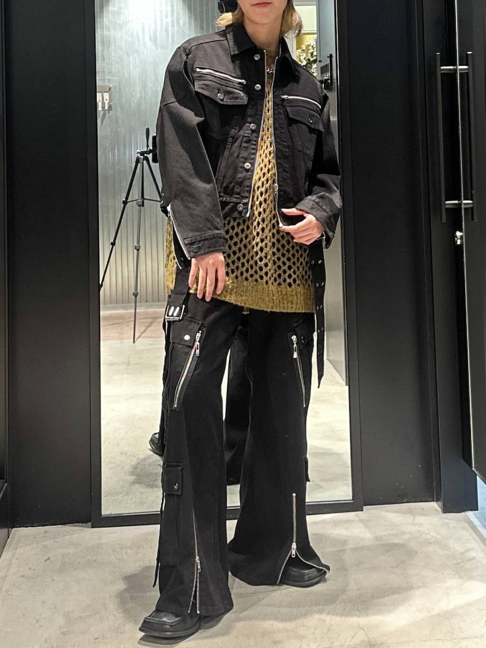 ブラック系のデニムパンツ、イエロー系のニット/セーター、ブラック系のデニムジャケットを着用したメンズの秋コーディネートの2枚目の写真