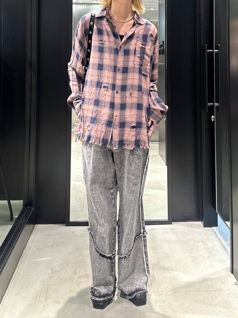 グレー系のデニムパンツ、ピンク系のシャツ/ブラウス、ブラック系のブーツを着用したメンズの秋コーディネートの3枚目の写真