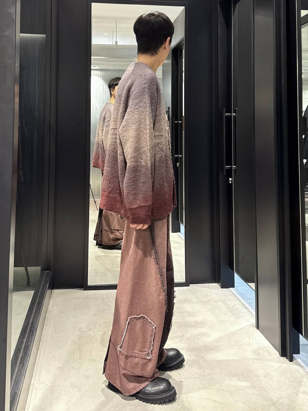 ホワイト系のTシャツ/カットソー、レッド系のカーディガン/ボレロ、レッド系のデニムパンツを着用したメンズの秋コーディネートの2枚目の写真