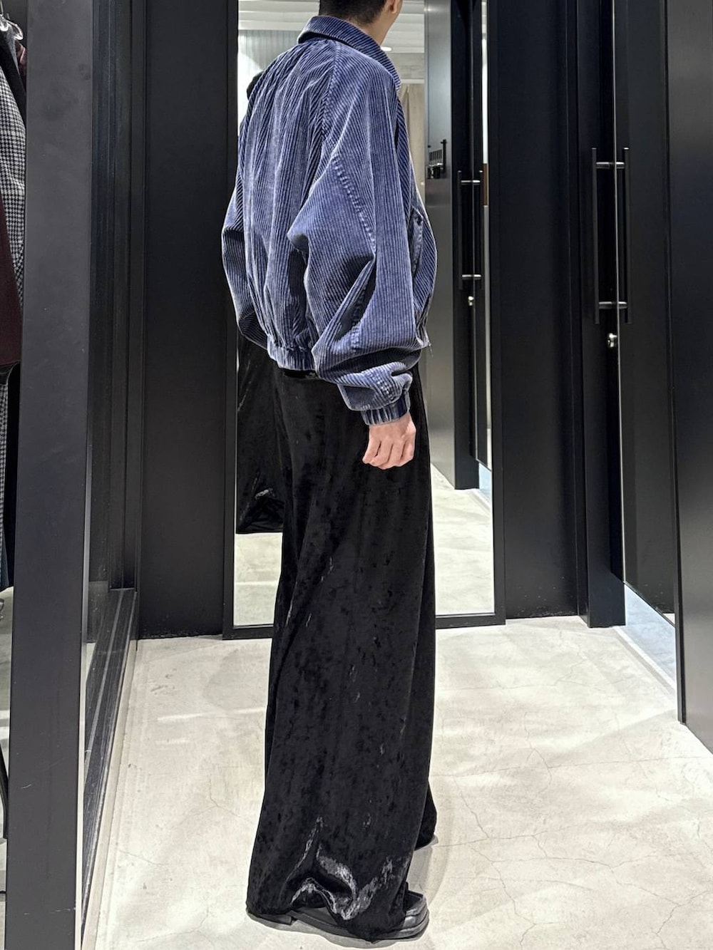 ブルー系のブルゾン、ブラック系のその他パンツを着用したメンズの秋コーディネートの2枚目の写真