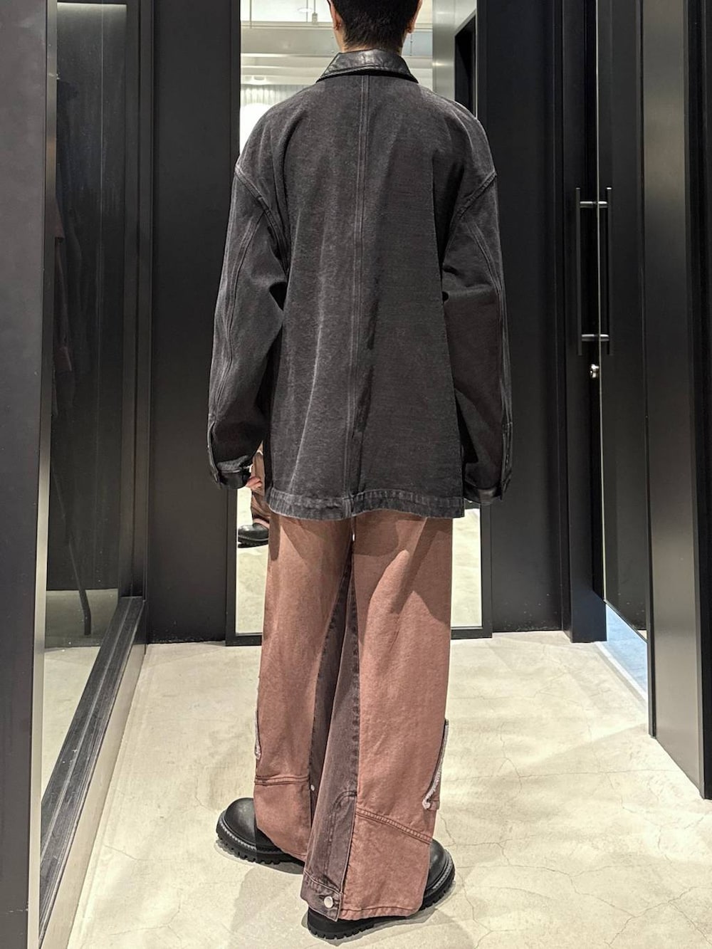 ホワイト系のTシャツ/カットソー、レッド系のデニムパンツ、ブラック系のブーツを着用したメンズの秋コーディネートの2枚目の写真