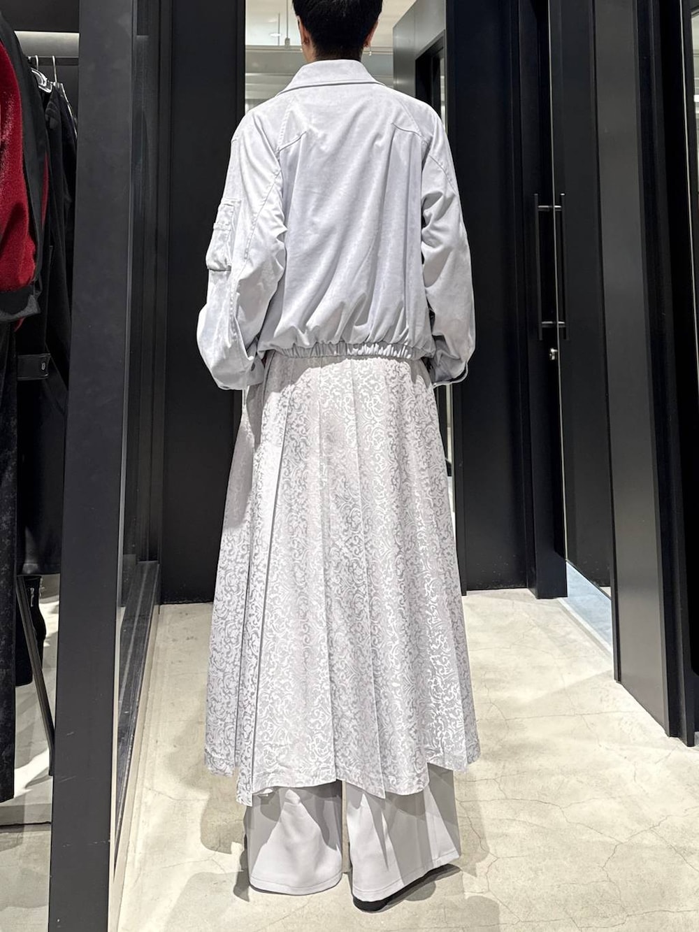 ブルー系のブルゾン、ブラック系のブーツ、グレー系のその他パンツを着用したメンズの冬コーディネートの3枚目の写真