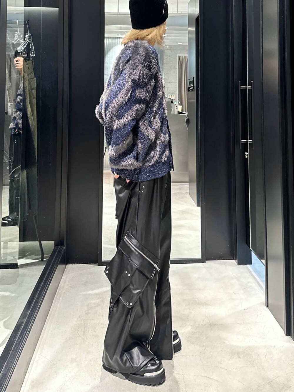 ブルー系のカーディガン/ボレロ、ブラック系のその他シューズ、ブラック系のカーゴパンツを着用したメンズの秋コーディネートの2枚目の写真