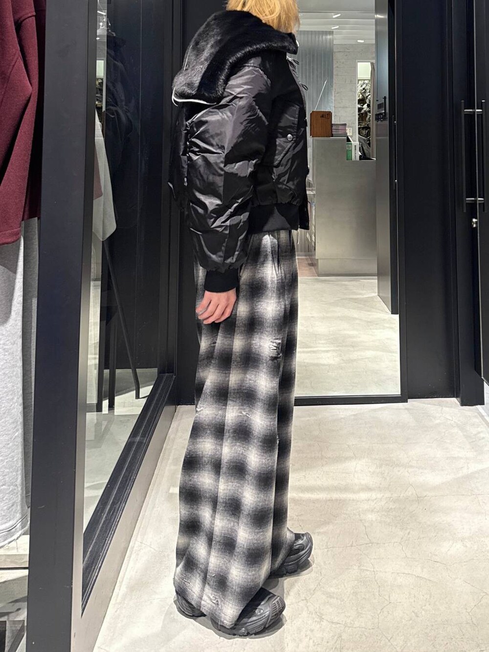 ブラック系のブルゾン、ブラック系のその他パンツ、ブラック系のニットキャップ/ビーニーを着用したメンズの秋コーディネートの2枚目の写真