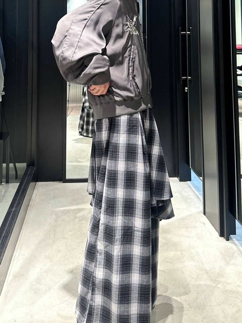 「モード、高見え、着痩せ・細見え、HARE、韓国系、ラフ、韓国ファッション、春コーデ、夏コーデ、秋コーデ、ワイドパンツ、モテ、オーバーサイズ」｜「HAREのレースツキビーニー(HARE)（ニットキャップ/ビーニー、グレー系）」を使った、taigawedさん（メンズ・174cm）の秋コーディネートの2枚目の写真
