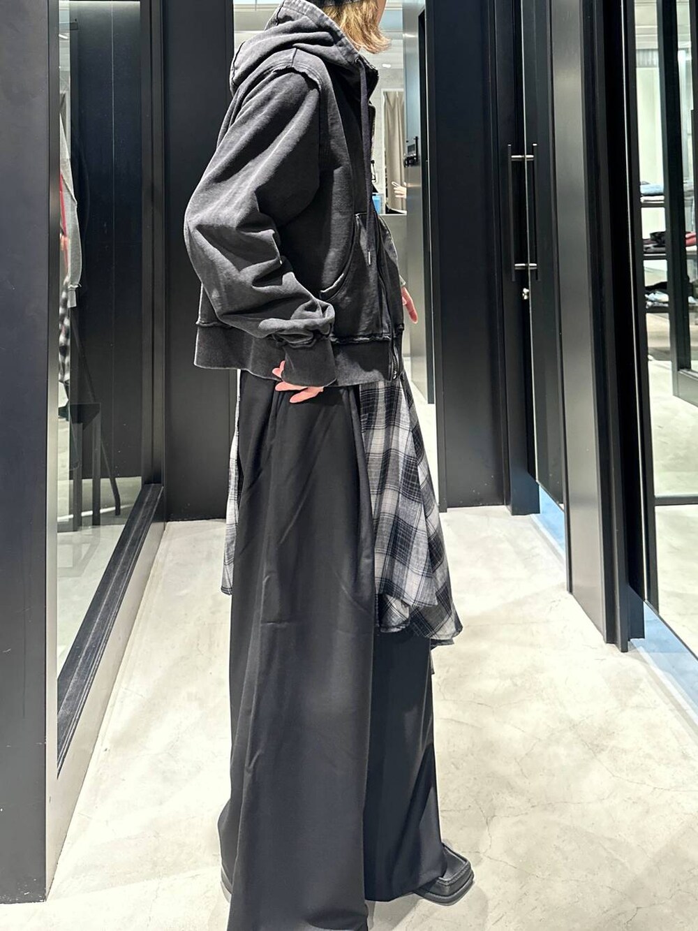 ブラック系のパーカー、ブラック系のその他パンツ、シルバー系のネックレスを着用したメンズの秋コーディネートの4枚目の写真