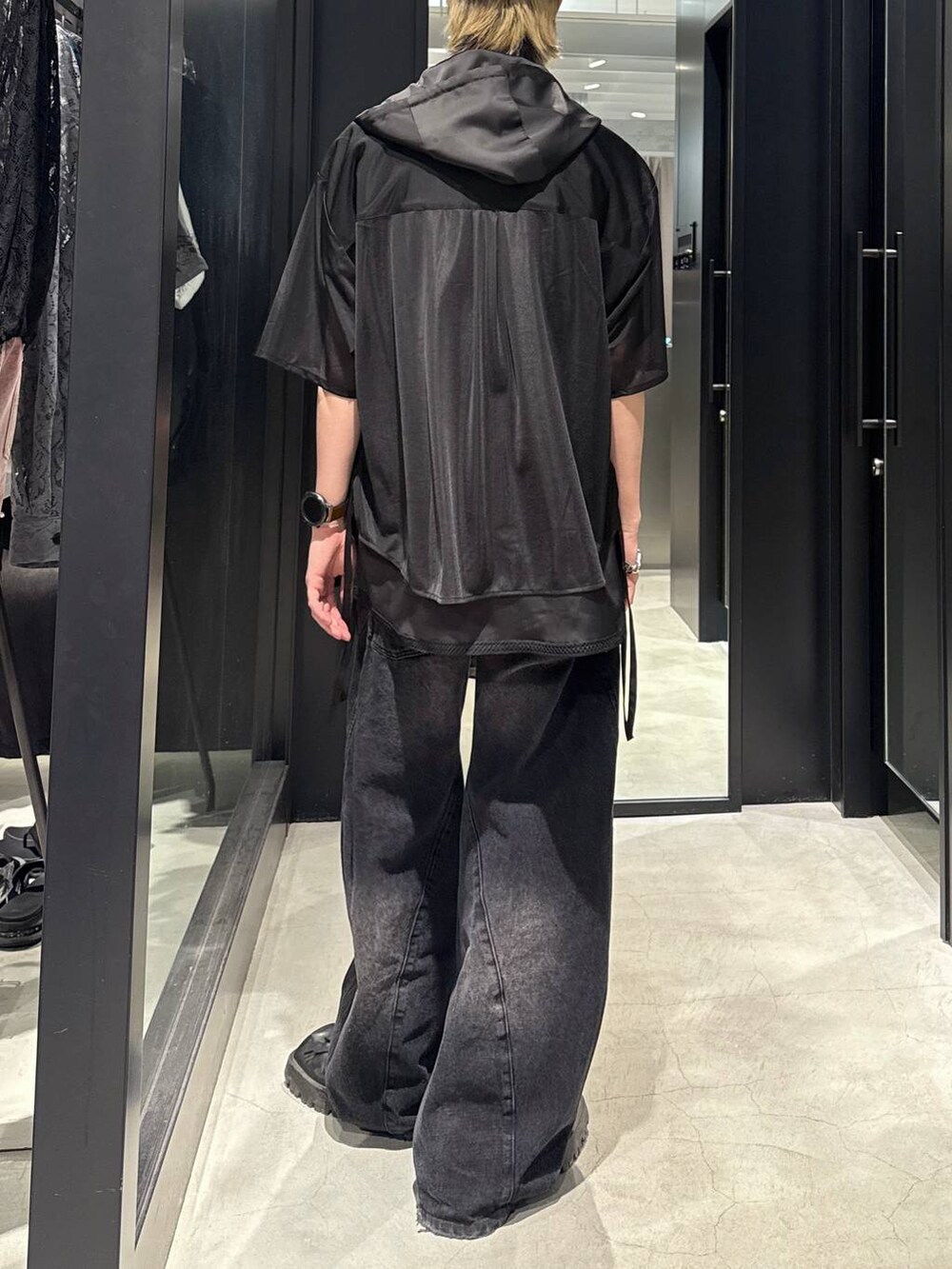 ブラック系のデニムパンツ、ブラック系のシャツ/ブラウス、ブラック系のタンクトップを着用したメンズの春コーディネートの2枚目の写真