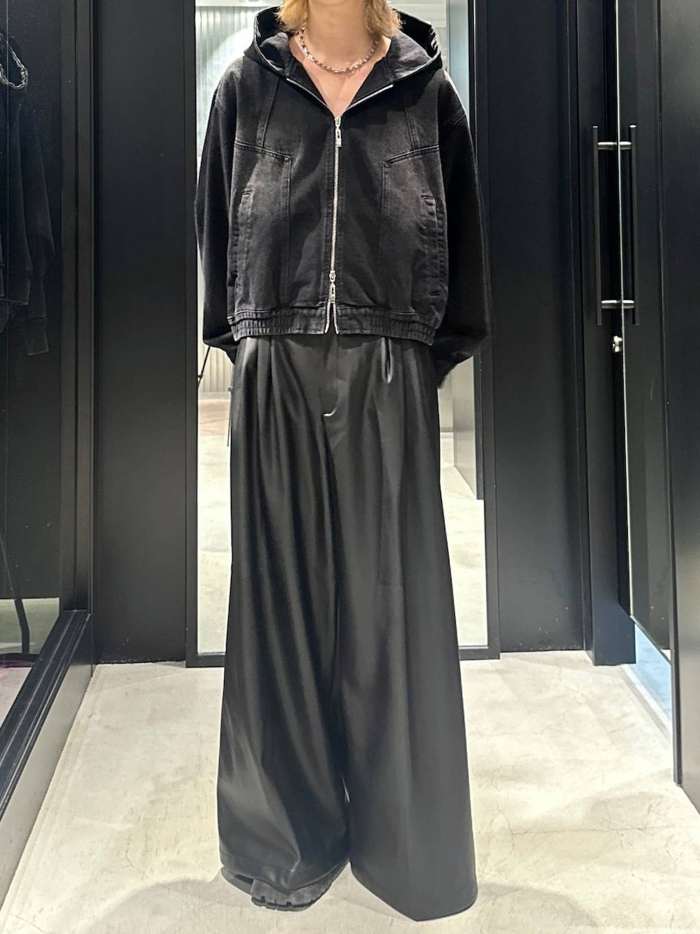 ブラック系のブルゾン、ブラック系のその他パンツ、グレー系のニットキャップ/ビーニーを着用したメンズの秋コーディネートの3枚目の写真