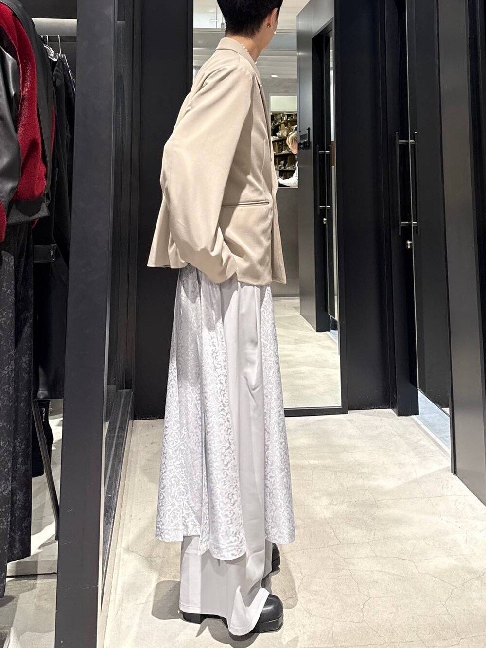 ブラック系のブーツ、ベージュ系のテーラードジャケット、グレー系のその他パンツを着用したメンズの冬コーディネートの2枚目の写真