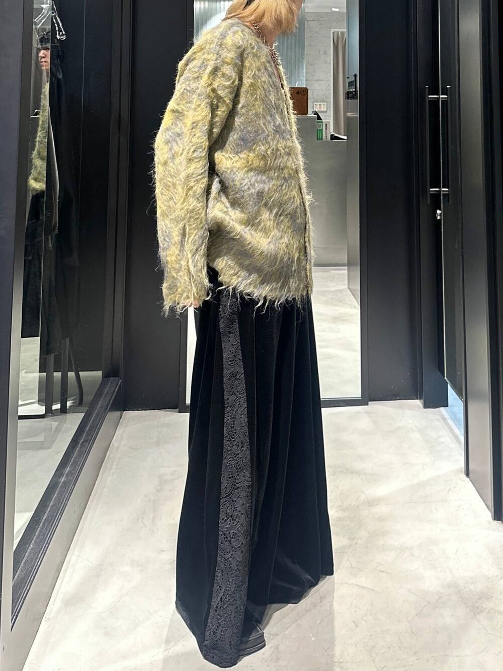 ブラック系のその他パンツ、イエロー系のカーディガン/ボレロ、グレー系のニットキャップ/ビーニーを着用したメンズの秋コーディネートの3枚目の写真