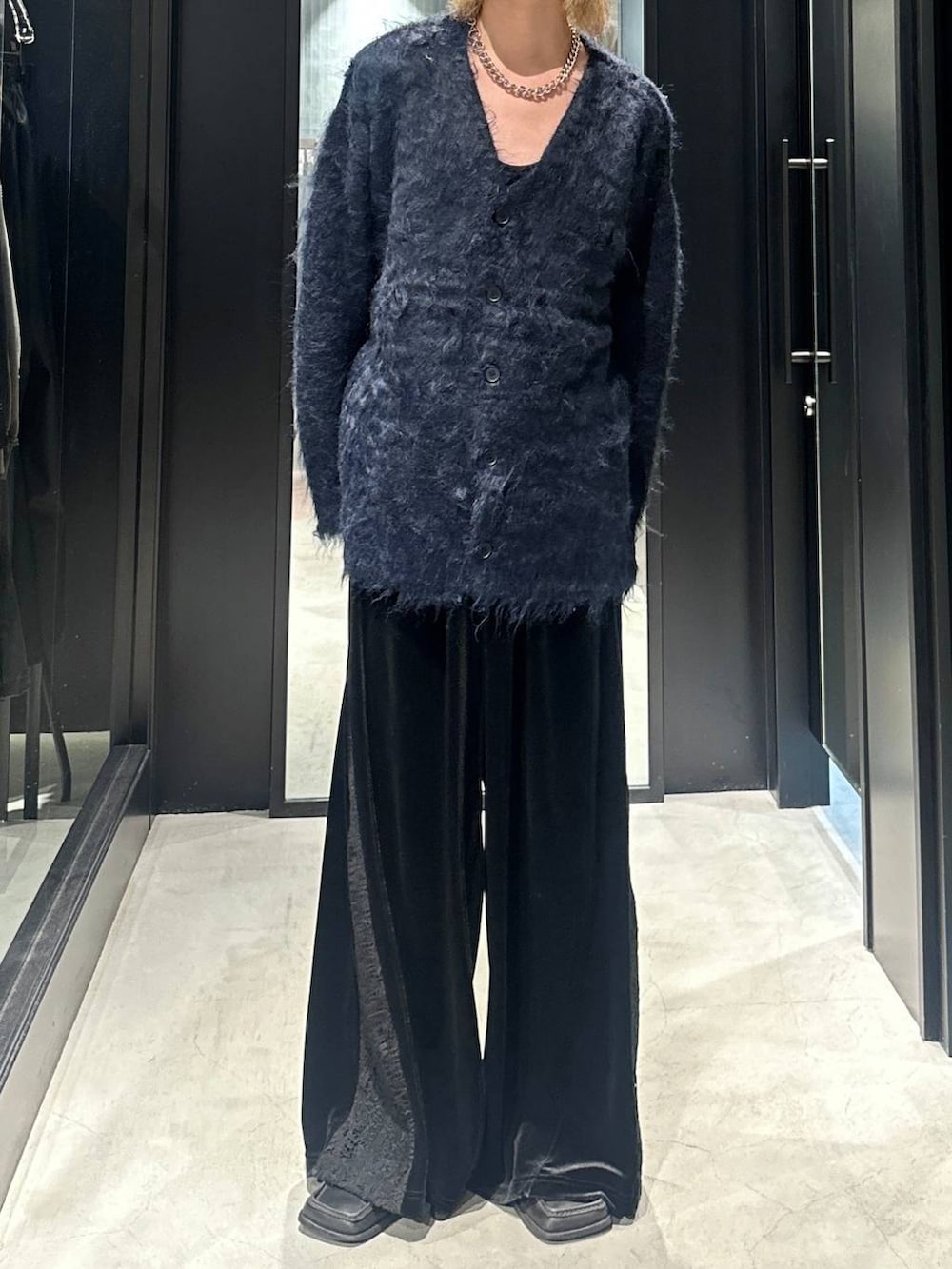 ブラック系のその他パンツ、ブルー系のカーディガン/ボレロ、グレー系のニットキャップ/ビーニーを着用したメンズの秋コーディネートの3枚目の写真