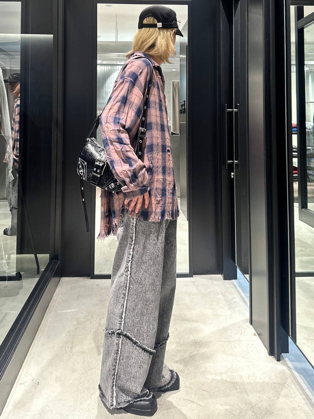 グレー系のデニムパンツ、ピンク系のシャツ/ブラウス、ブラック系のブーツを着用したメンズの秋コーディネートの2枚目の写真