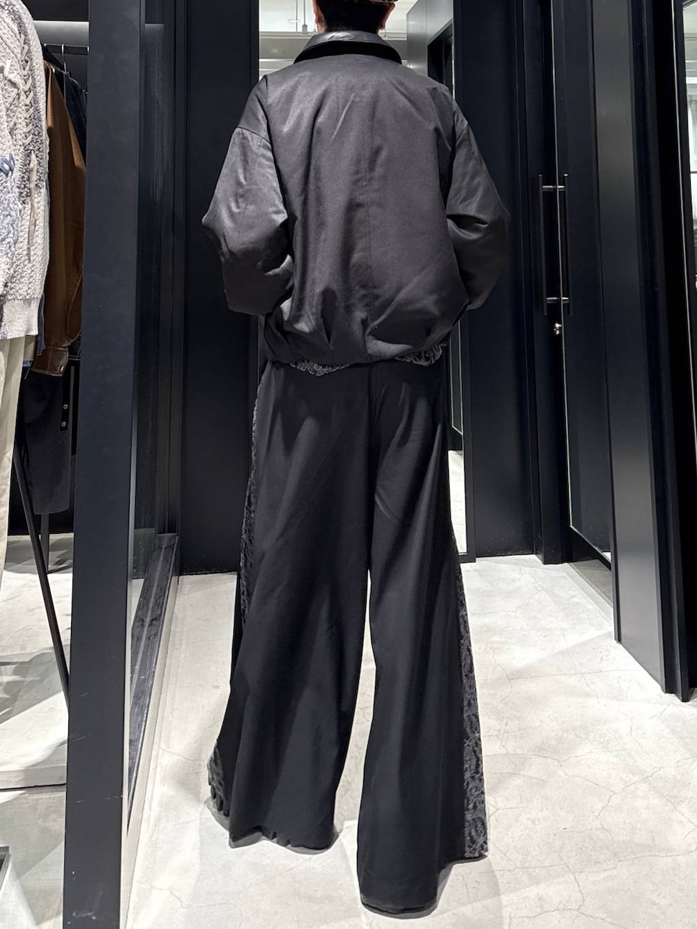 ブラック系のブルゾン、ブラック系のその他パンツ、ホワイト系のネックレスを着用したメンズの冬コーディネートの3枚目の写真