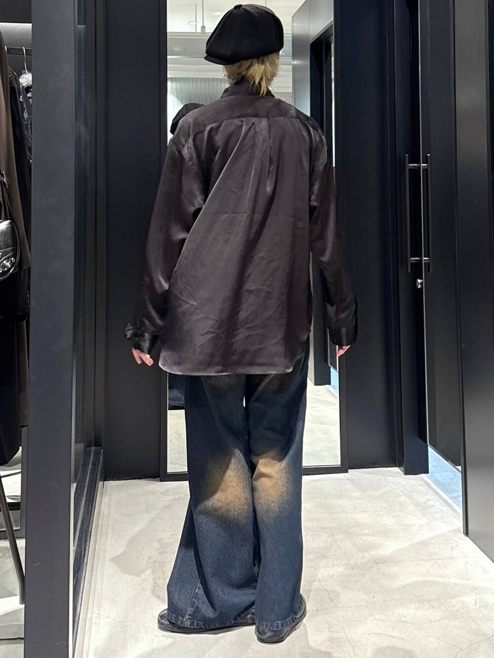 ブルー系のデニムパンツ、グレー系のTシャツ/カットソー、ブラック系のTシャツ/カットソーを着用したメンズの春コーディネートの2枚目の写真