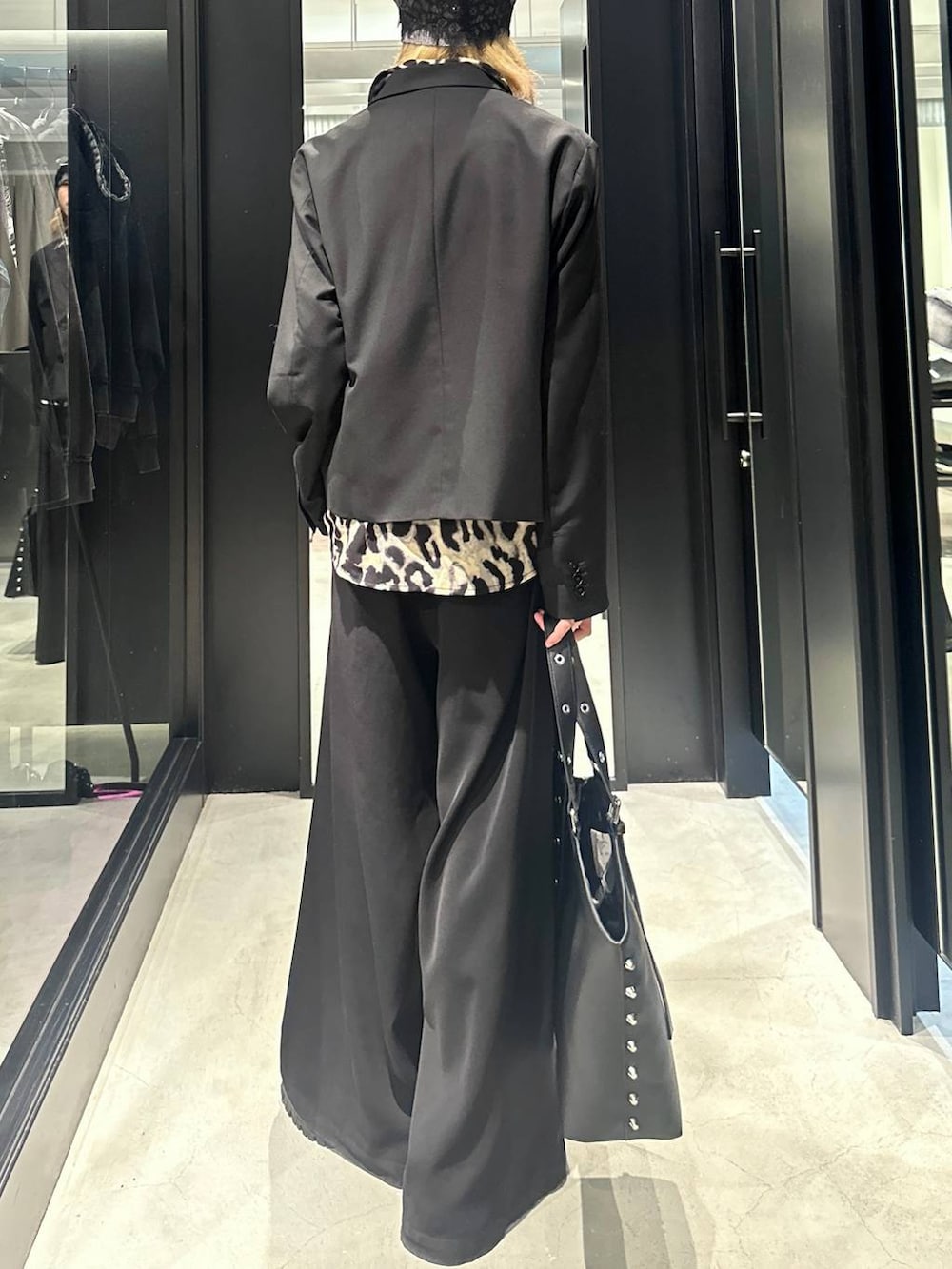 ブラック系のスラックス、ブラック系のテーラードジャケット、ブラック系のトートバッグを着用したメンズの秋コーディネートの4枚目の写真